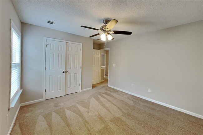 Building Photo - 596 Lullingstone Dr SE