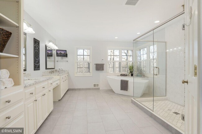 Building Photo - 14888 Pondview Cir