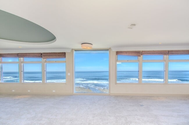 Building Photo - Extraordinary 5-Bed / 5-Bath Oceanfront Pr...