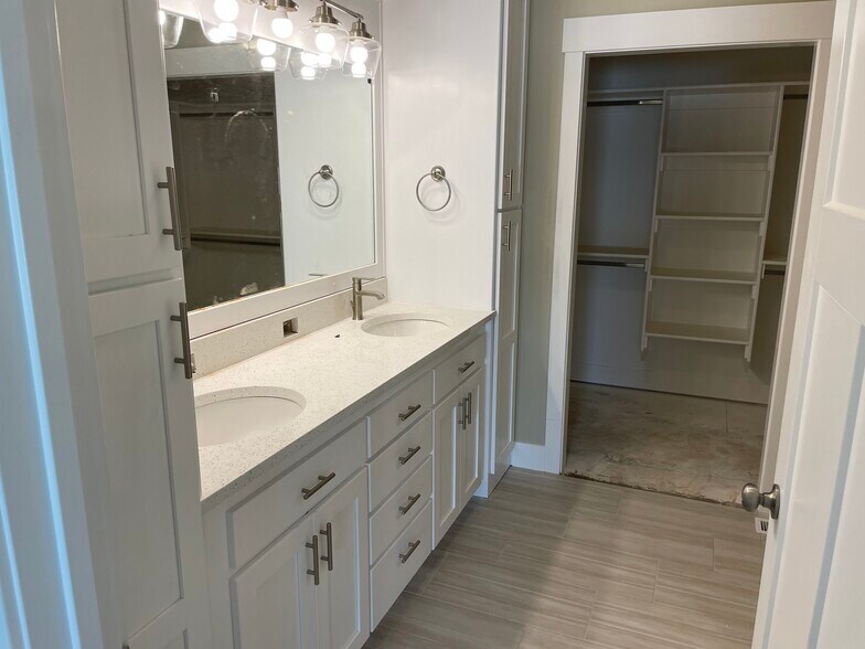 Building Photo - 775 Silvermaple Dr