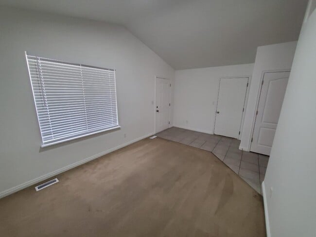 Building Photo - 723 N Aberdeen Way