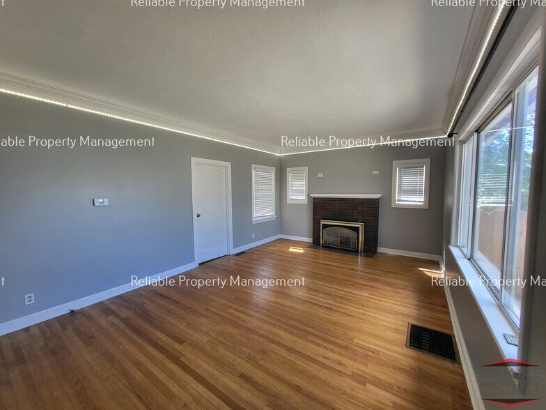 Building Photo - 312 Gladstone St