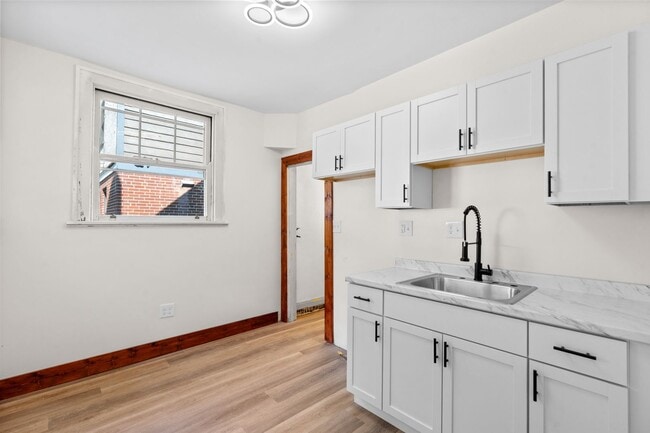 Building Photo - Newly Updated 3 Bed Home