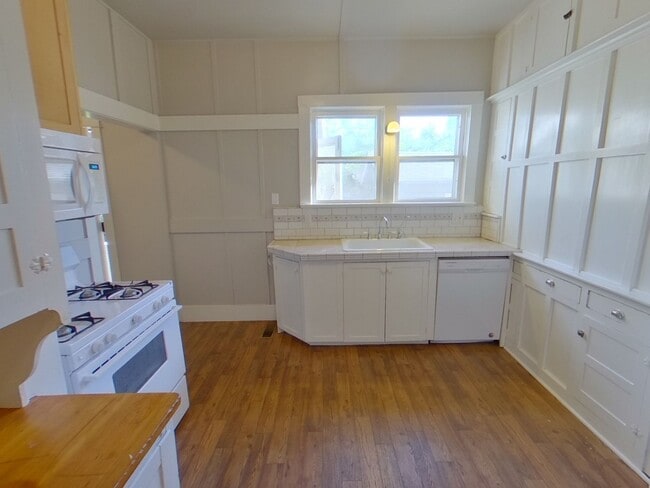 Building Photo - Lovely Remodeled 5 Bedroom Home