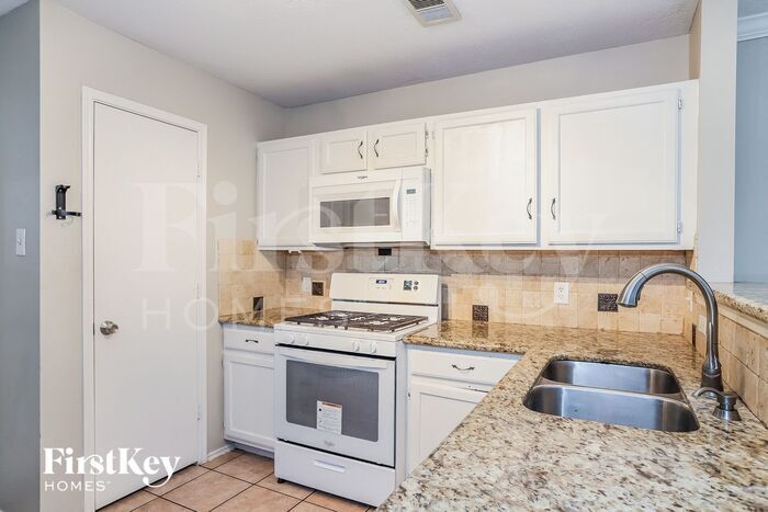 Building Photo - 13235 Gendley Dr