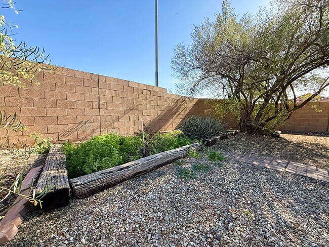 Building Photo - Well-maintained single-story home in the desirable Ashton Ranch community of Surprise.