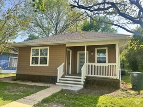 Building Photo - Charming Newly updated 3-Bed 2-Bath House