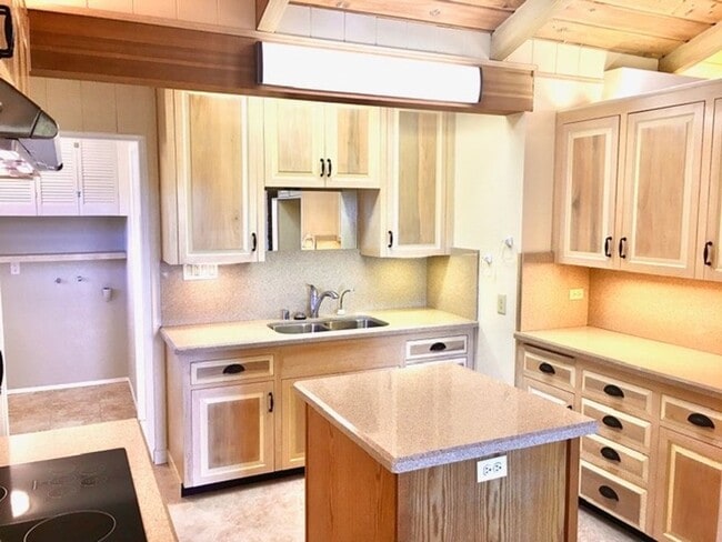 Building Photo - **AVAILABLE NOW**