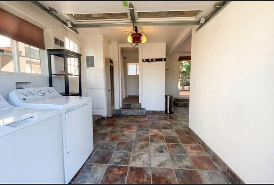 Building Photo - 2541 Haller St