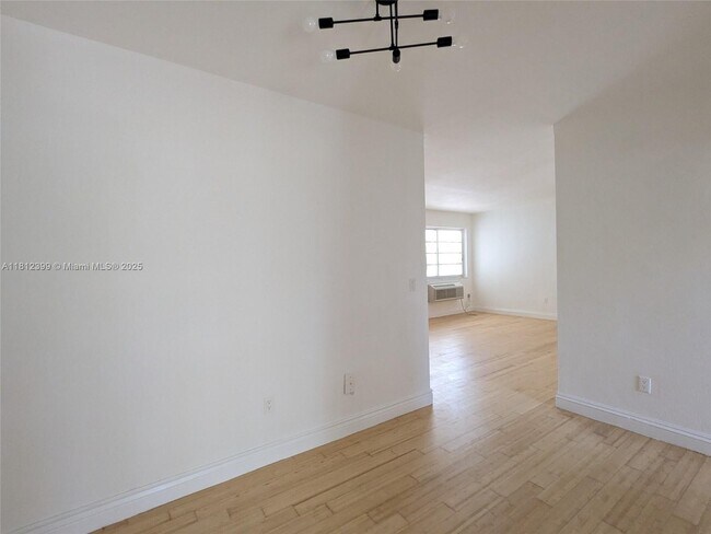 Building Photo - 6930 Rue Vendome