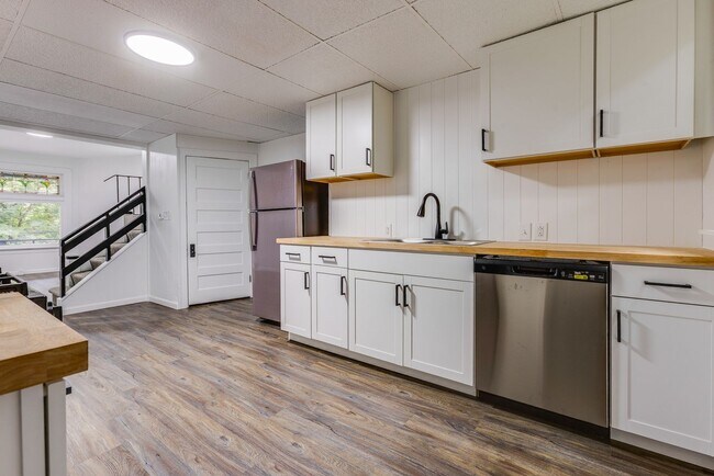 Building Photo - AVAILABLE August 2026 - Fully Renovated Mount Washington Charmer with Historic Details & Modern U...