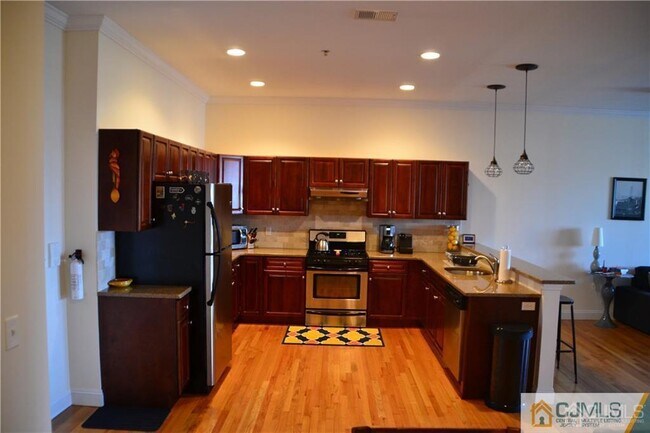 Primary Photo - 547 Sayre Ave