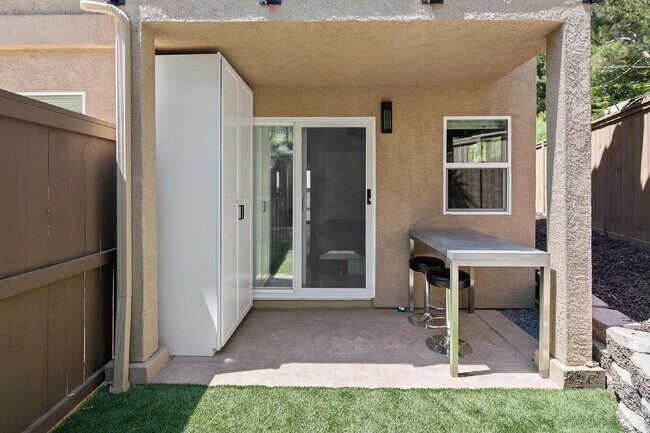 Building Photo - Luxurious Living at Its Finest | 1-Bedroom...