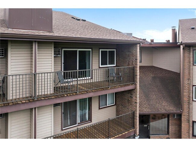 Building Photo - 3440 Golfview Dr
