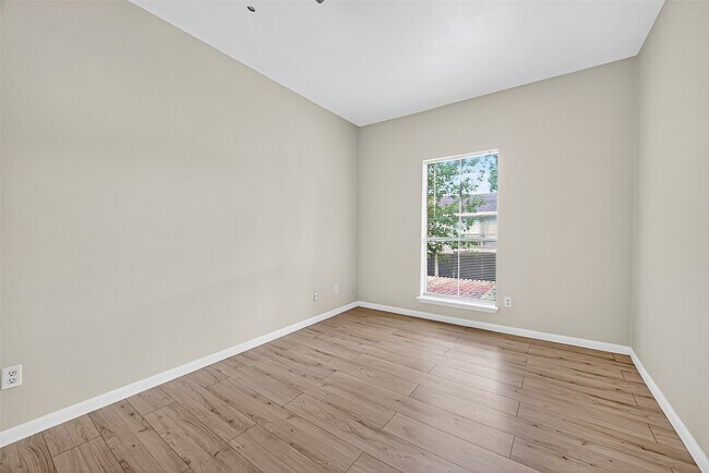 Building Photo - 2100 Tanglewilde St