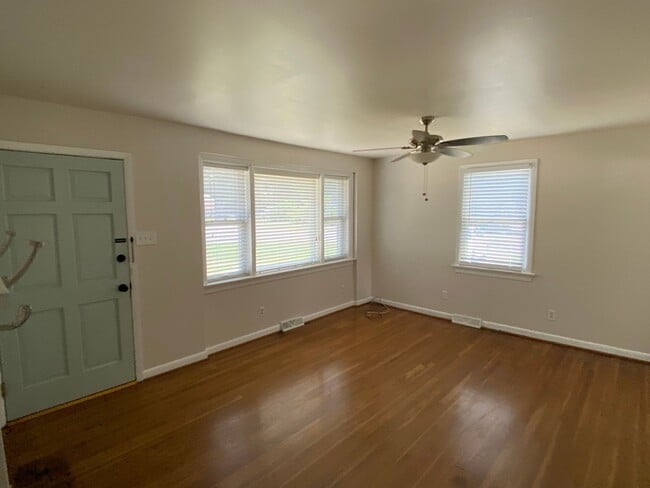 Building Photo - -- AVAILABLE JUNE 5TH — 3 BR / 1 BA Newly Renovated Ranch Home. Available June 5th!