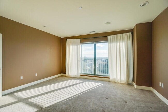 Building Photo - BEAUTIFUL TWO BEDROOM CONDO DOWNTOWN VANCOUVER