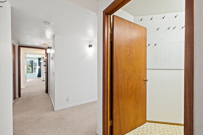 Building Photo - Amazing 2bed/1.5bath Condo Unit with Private Balcony in Meridian Park!