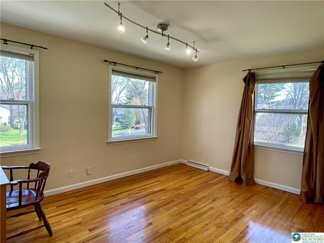 Building Photo - 1331 Armstrong Rd