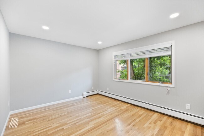 Building Photo - 213 5th St