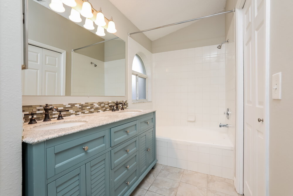 Building Photo - 1533 Oakwood Ct