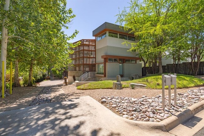 Primary Photo - 2801 Oak Crest Ave