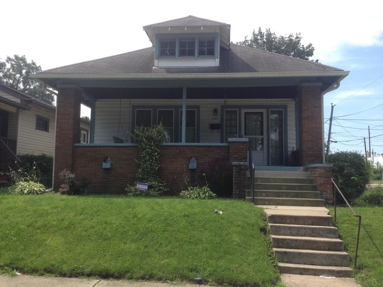 Street View - 2815 E Vermont St