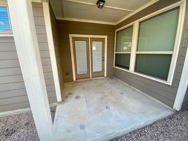 Building Photo - 3 Bed 2 Bath Townhome ~ Conveniently locat...