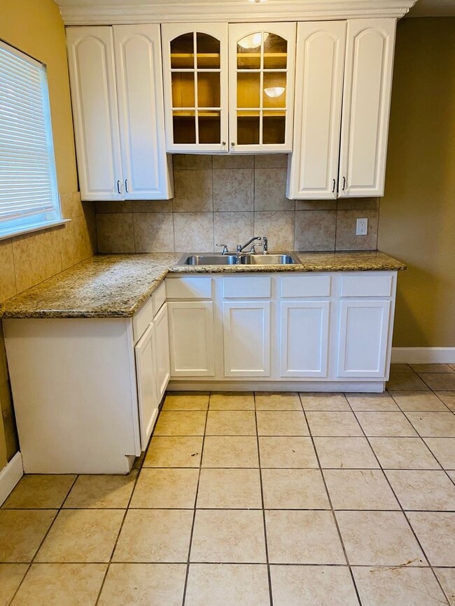 Building Photo - 5535 S Kenneth Ave