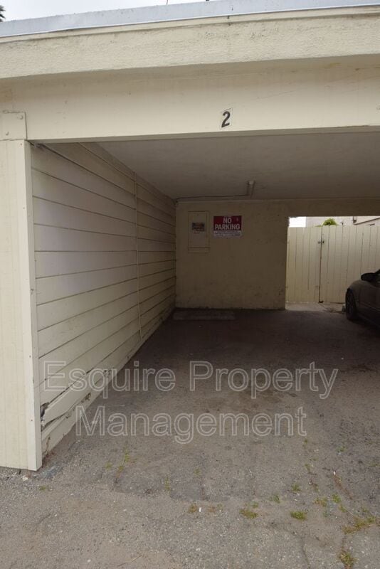 Building Photo - 2050 N Ventura Rd