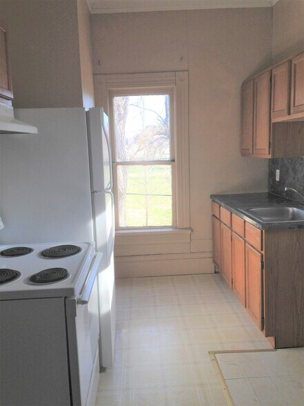 Building Photo - 601 S Fredonia St