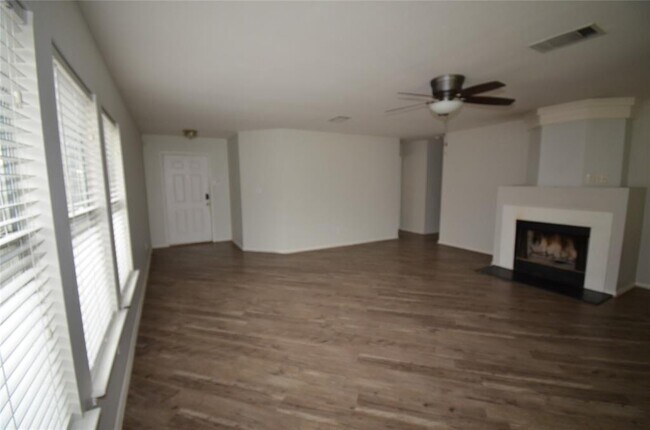 Building Photo - 12724 Bartholdi St