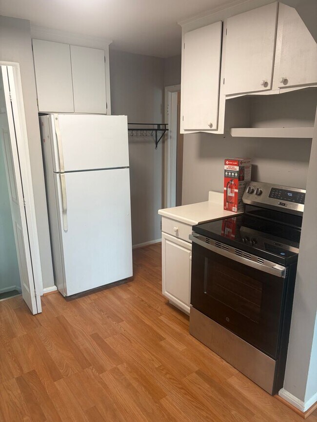 Building Photo - 3 bedroom, 2 bathroom bungalow with basement and 2 car garage on oversized lot