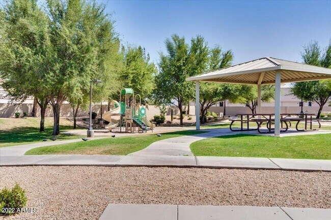 Building Photo - 902 E Madeline Dr