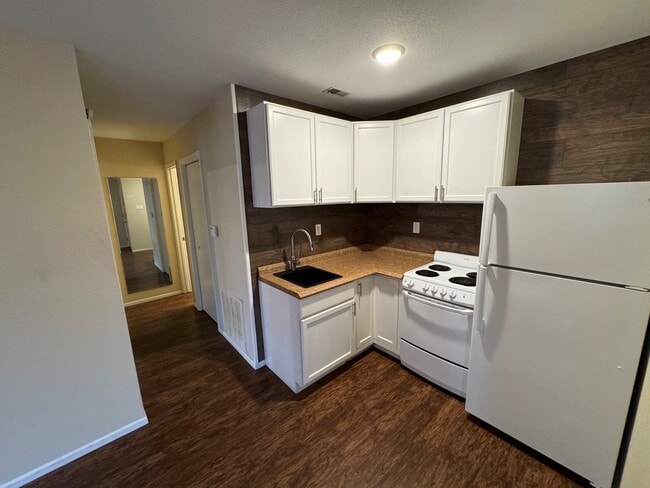 Building Photo - 1010 Rockmoor