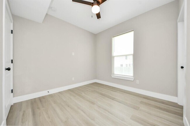 Building Photo - 819 E 40th St