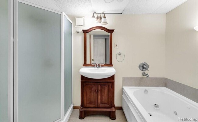 Building Photo - 1921 Vine Way Dr