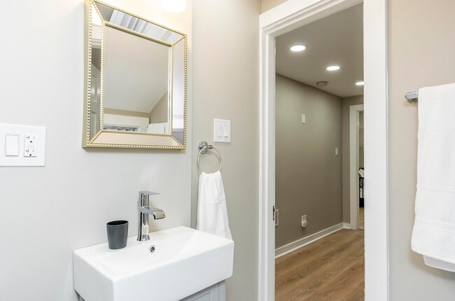 Building Photo - Charming, Fully Furnished Kenwick Rental | $1,250 mo