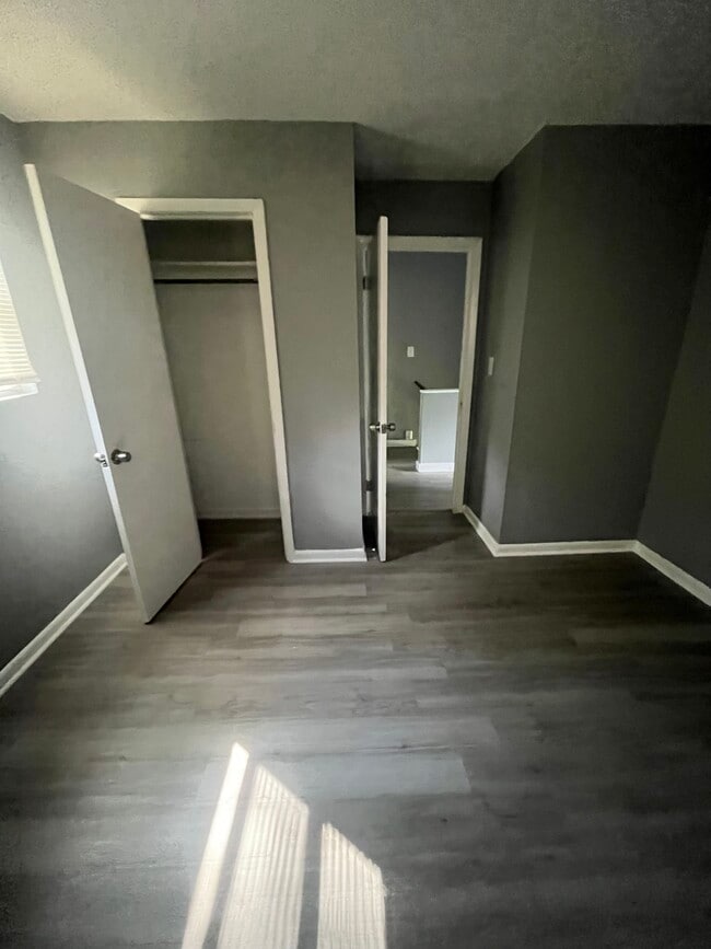 Building Photo - 2107 Meriwood Dr