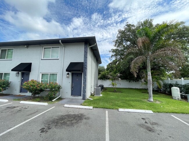 Building Photo - 2 Bed, 1.5 Bath Townhouse- The Reserve Floorplan