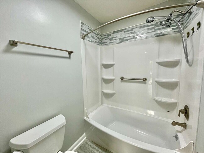Building Photo - 3-Bed, 3-Bath Townhouse In Lands End