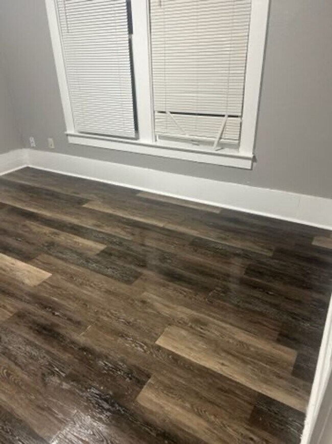 Building Photo - 350 W Waco Ave