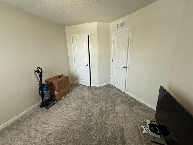 Building Photo - 3/2.5 Like new Davenport Townhome