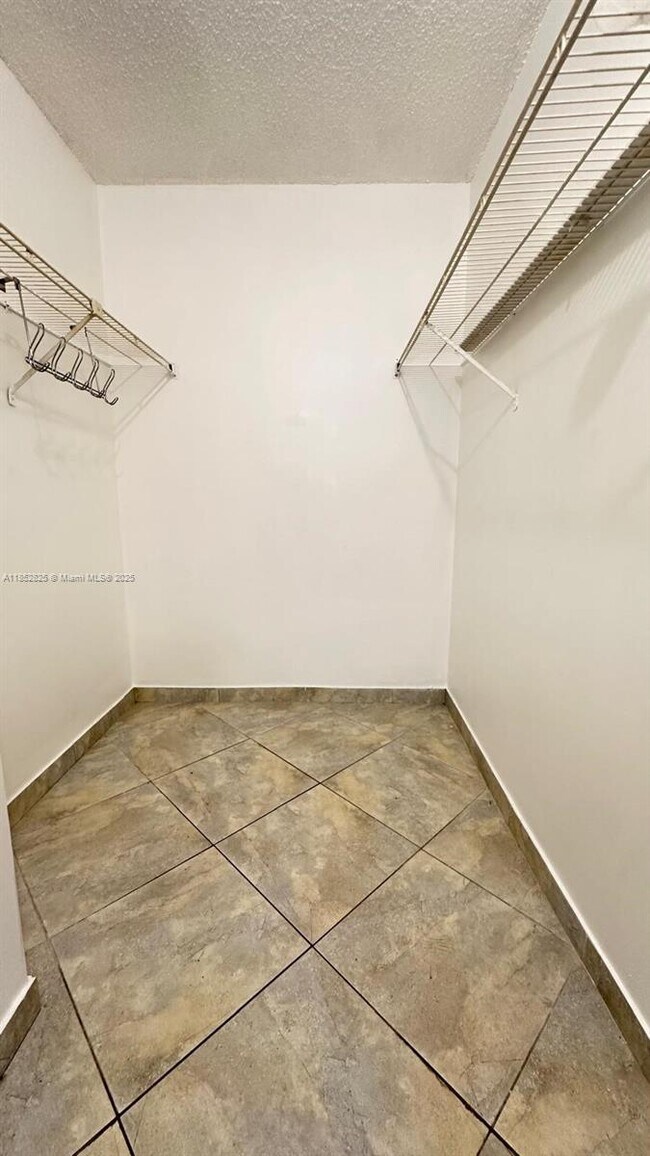 Building Photo - 20800 NE 8th Ct