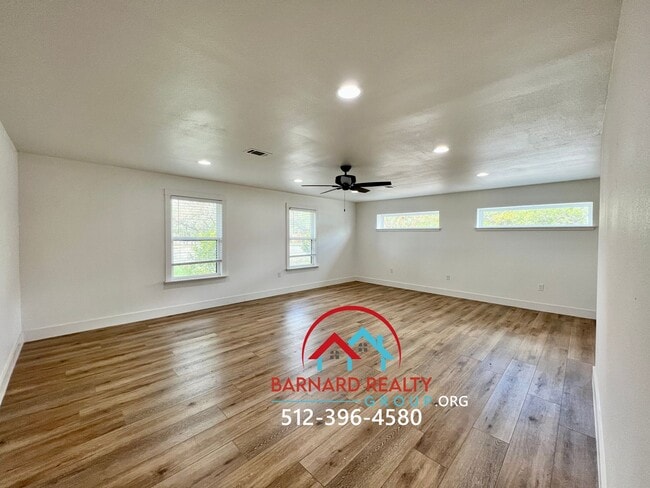 Building Photo - Country Living At It's Finest!