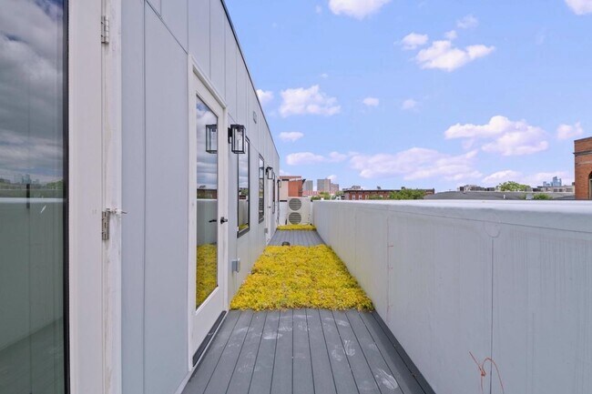 Building Photo - 375 Monmouth St