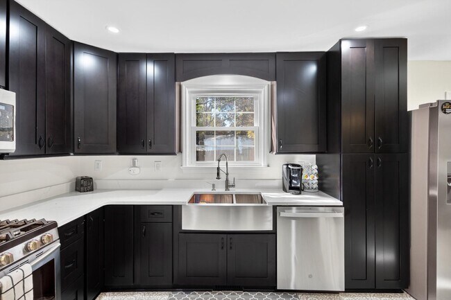 Building Photo - 8081 Kittery Ave