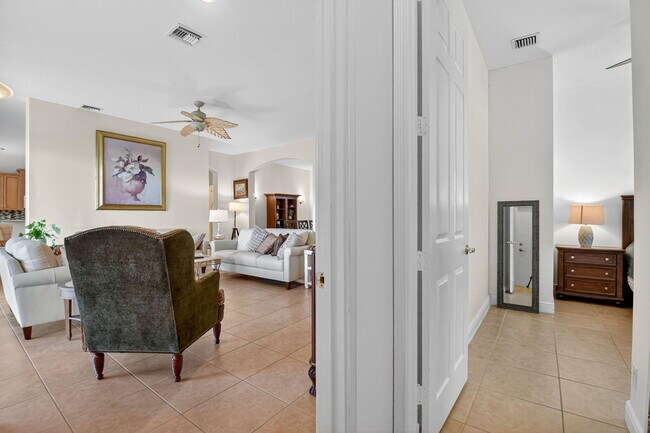 Building Photo - 9826 Vía Amati