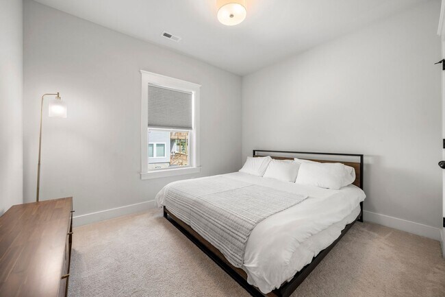 Building Photo - 2506 Lola Ave