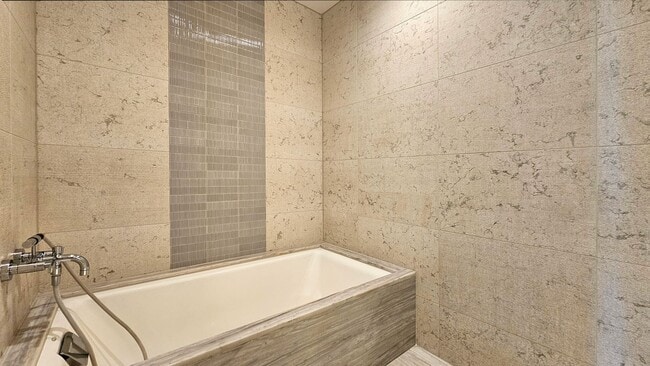 Building Photo - Victoria Place Furnished 2bdrm/2ba/2pkg